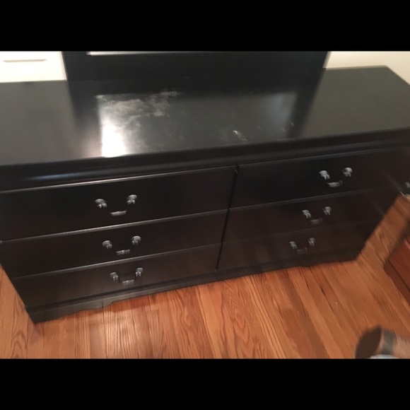 Bed, dresser and black angel dolls - Picture 4 of 4